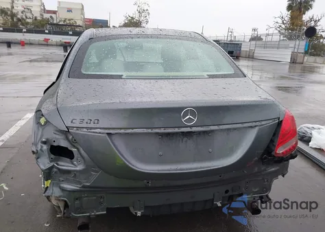 2017 Mercedes-Benz C 300 z USA, uszkodzony, nr VIN 55SWF4JB8HU223124